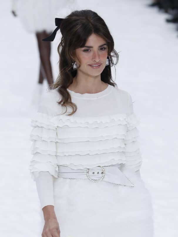 Francia, París: la actriz española Penélope Cruz viste una creación como toma la pasarela de la colección otoño-invierno 2019-2020 de Chanel como parte de la Semana de la moda de París 2019.