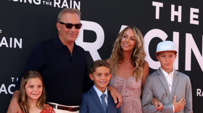 Kevin Costner con Christine y sus tres hijos en la premiere de 'The Art of Racing in the Rain'