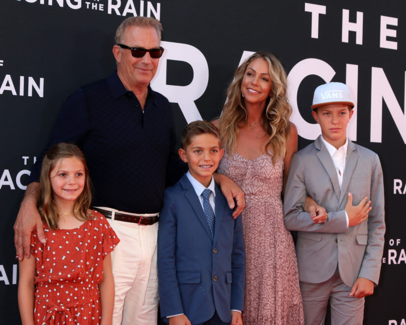 Kevin Costner con Christine y sus tres hijos en la premiere de 'The Art of Racing in the Rain'