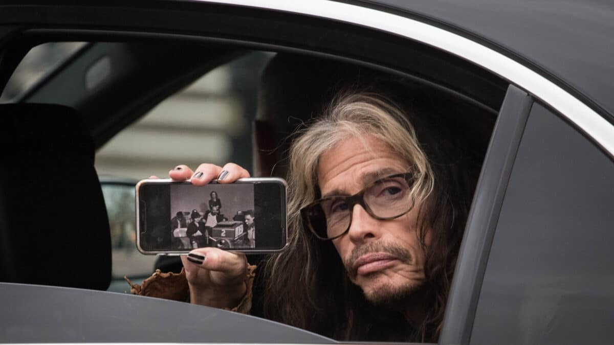 Steve Tyler, cantante estadounidense de la banda Aerosmith, se asoma por la ventana de un coche mientras pasa por el Palacio de Buckingham