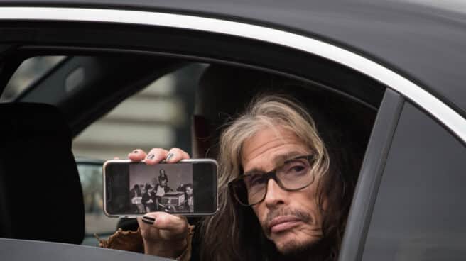 Steve Tyler, cantante estadounidense de la banda Aerosmith, se asoma por la ventana de un coche mientras pasa por el Palacio de Buckingham