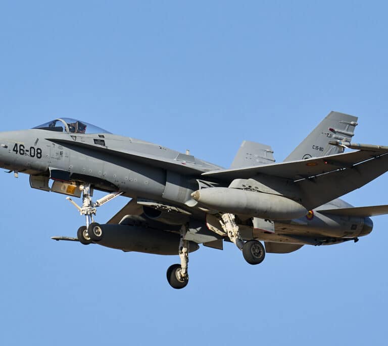 Un F-18 del Ejército se estrella en Zaragoza durante una exhibición