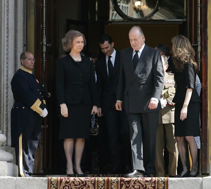 Los reyes Juan Carlos y Sofía en la capilla ardiente de Leopoldo Calvo Sotelo