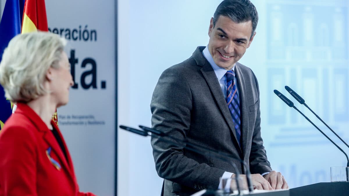 Pedro Sánchez sonríe a la presidenta de la Comisión Europea, Ursula von der Leyen