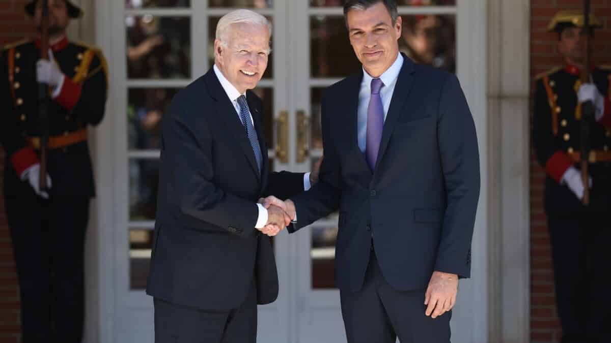 El presidente de los Estados Unidos, Joe Biden (i), es recibido por el presidente del Gobierno, Pedro Sánchez (d)