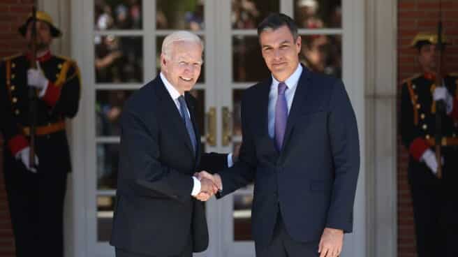 El presidente de los Estados Unidos, Joe Biden (i), es recibido por el presidente del Gobierno, Pedro Sánchez (d)