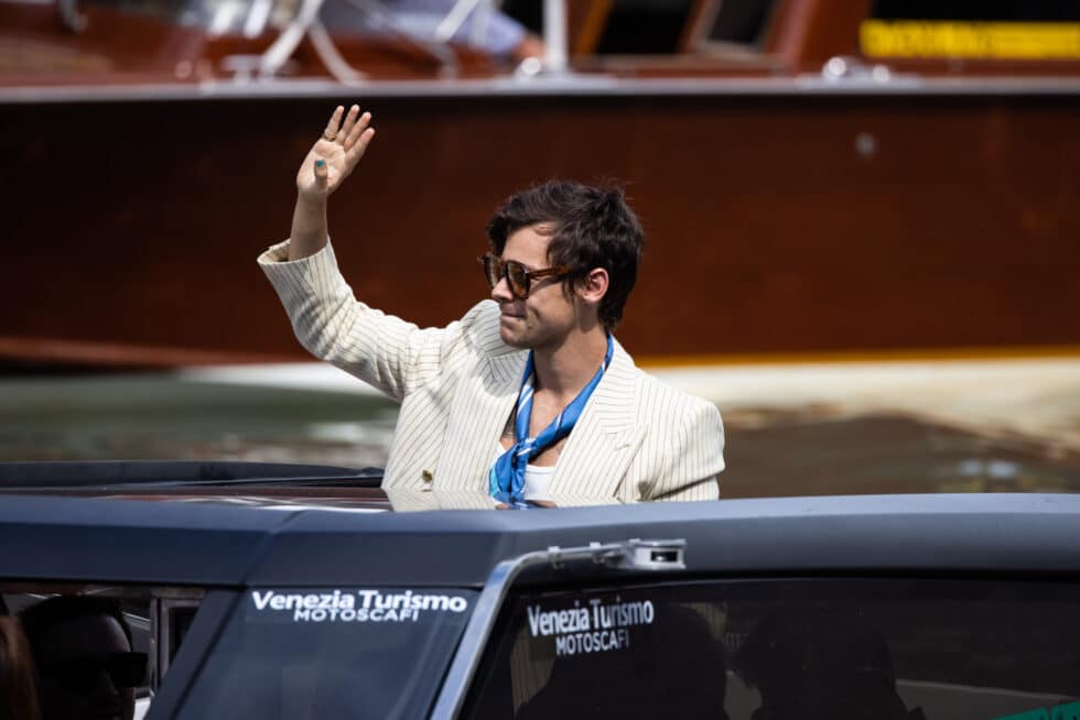 Harry Styles en Venecia se apoyó en Gucci para esta imagen de dandy setentero que se sale por completo de la norma de las alfombras rojas