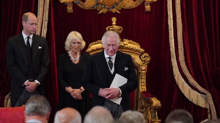 Camilla y Guillermo tras Carlos III en el acto de proclamación del pasado mes de septiembre