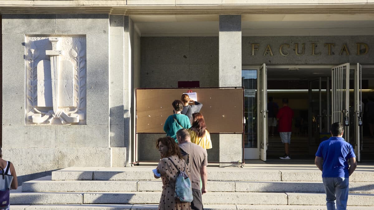 Varias personas a la entrada de la Facultad de Derecho de la Universidad Complutense de Madrid antes de comenzar el examen para optar a una de las 765 plazas de Auxiliar Administrativo
