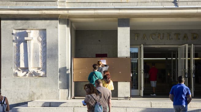 Varias personas a la entrada de la Facultad de Derecho de la Universidad Complutense de Madrid antes de comenzar el examen para optar a una de las 765 plazas de Auxiliar Administrativo
