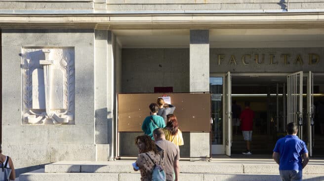 Varias personas a la entrada de la Facultad de Derecho de la Universidad Complutense de Madrid antes de comenzar el examen para optar a una de las 765 plazas de Auxiliar Administrativo Varias personas a la entrada de la Facultad de Derecho de la Universidad Complutense de Madrid antes de comenzar el examen para optar a una de las 765 plazas de Auxiliar Administrativo