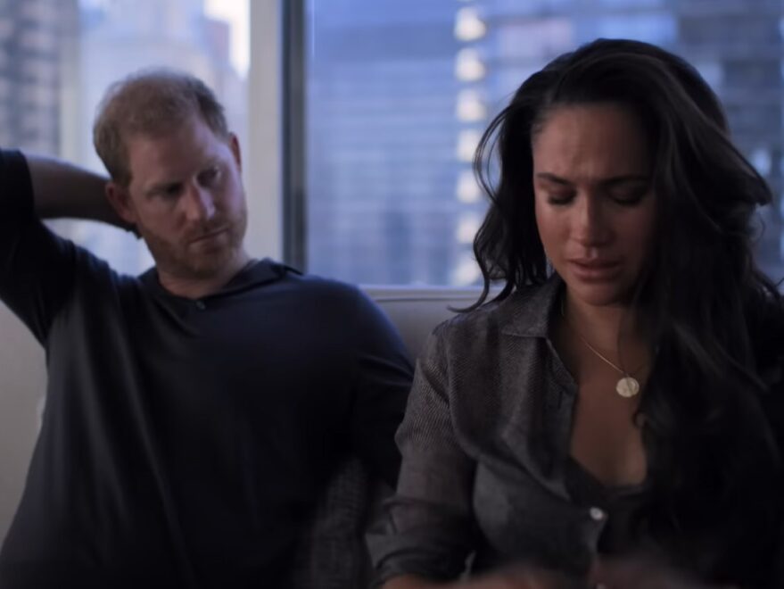 Meghan y Harry en un fotograma de su docuserie