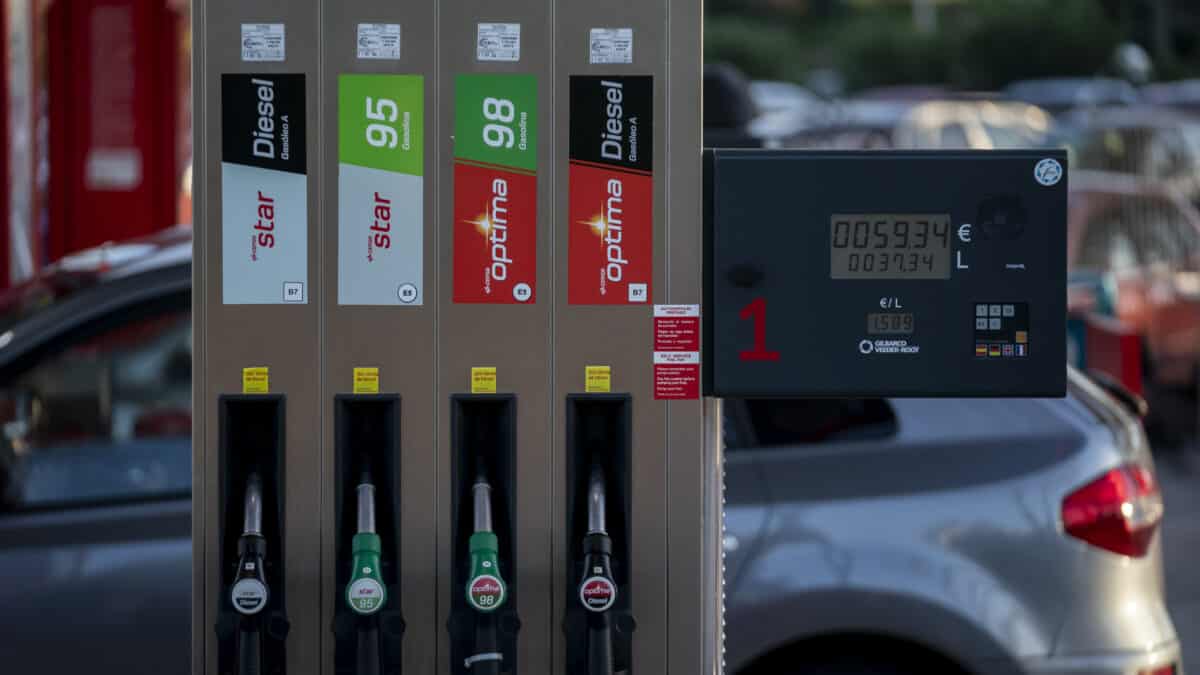 Gasolinera en el que se ve el precio de la gasolina más bajo tras la guerra de Ucrania