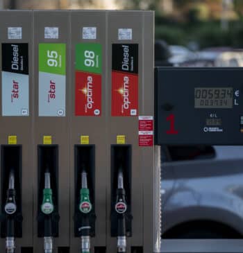 La gasolina sube ya en España a 1,486 euros por litro en [...]