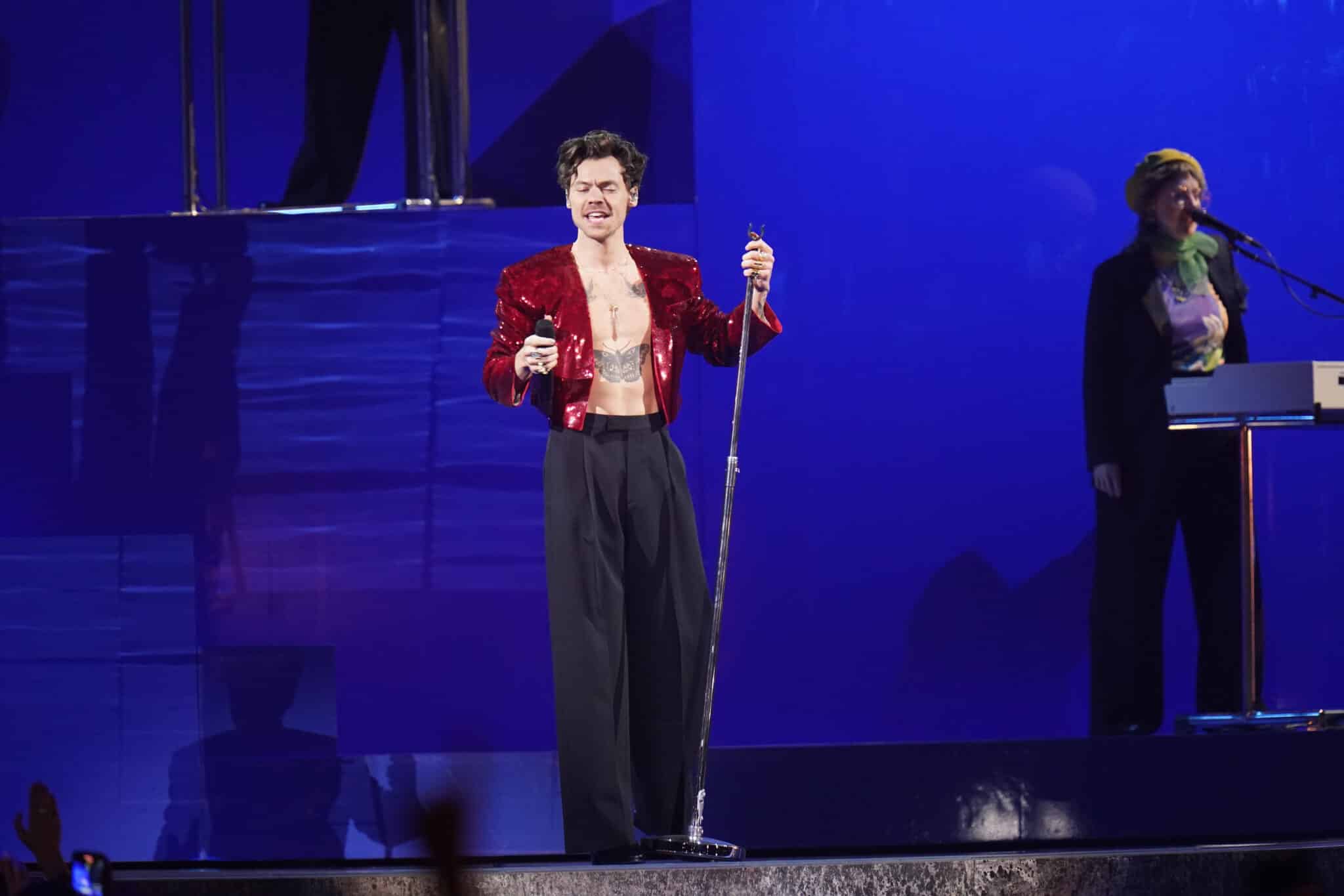 Harry Styles con americana corta de lentejuelas durante un concierto