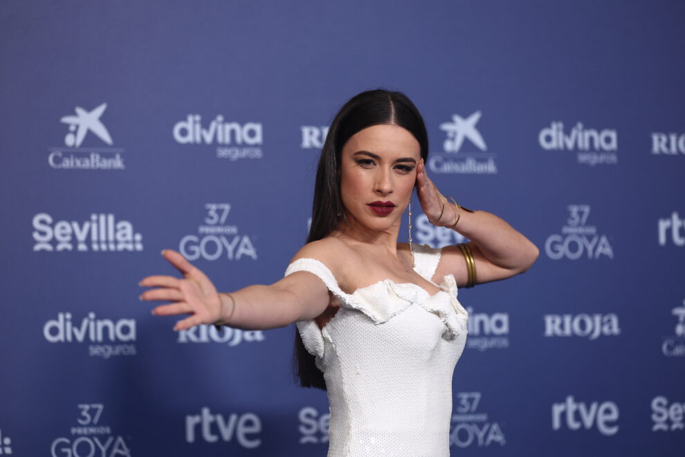 La cantante Blanca Paloma posa en la alfombra roja previa a los Premios Goya