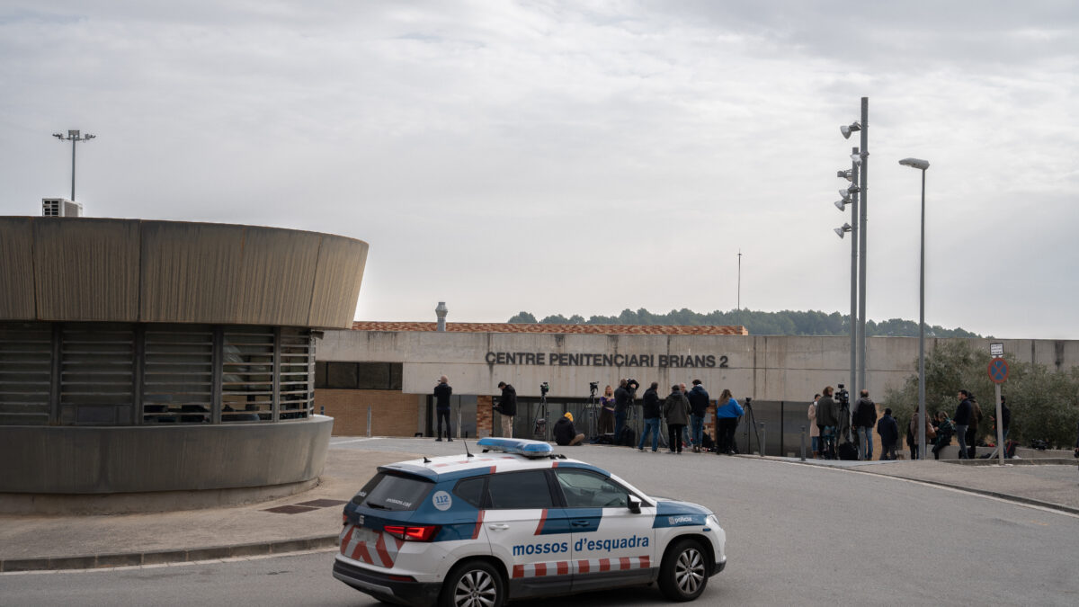 Un coche de policía frente al centro penitenciario Brians II