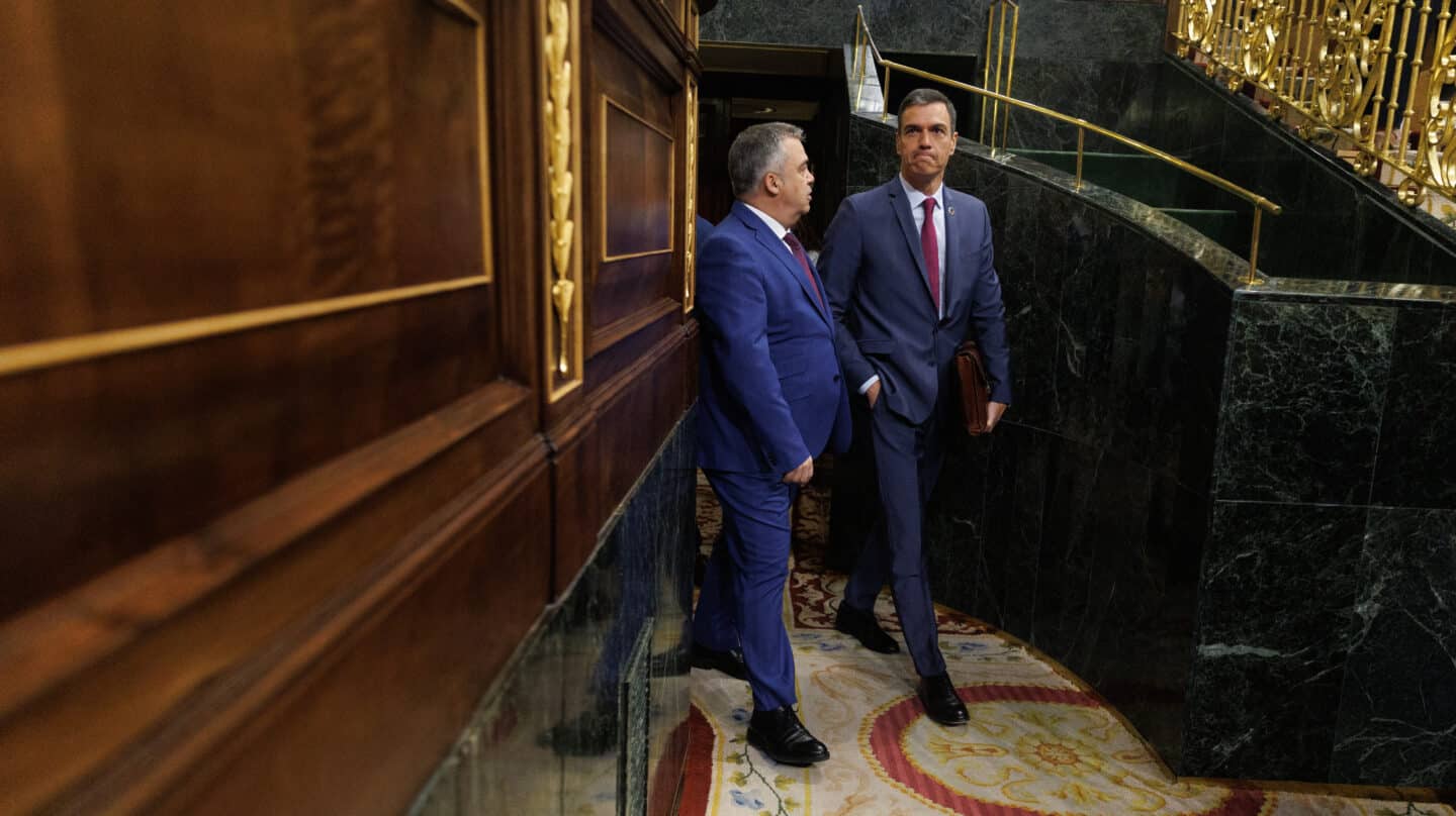 El secretario de organización del PSOE, Santos Cerdán (i) y el presidente del Gobierno, Pedro Sánchez (d), a su llegada a una sesión plenaria en el Congreso de los Diputados, a 19 de abril de 2023, en Madrid (España). Durante el pleno del Congreso, el presidente del Gobierno ha informado sobre los últimos Consejos Europeos, la reunión de alto nivel con Marruecos y la situación de Ucrania tras un año del inicio de la guerra. El pleno se produce después de que el PSOE tenga atada la reforma de la ley del 'solo sí es sí' gracias al apoyo del PP y con el rechazo de su socio de coalición, Unidas Podemos. 19 ABRIL 2023;PLENO;CONGRESO;CONSEJOS EUROPEOS;MARRUECOS;UCRANIA Eduardo Parra / Europa Press (Foto de ARCHIVO) 19/4/2023