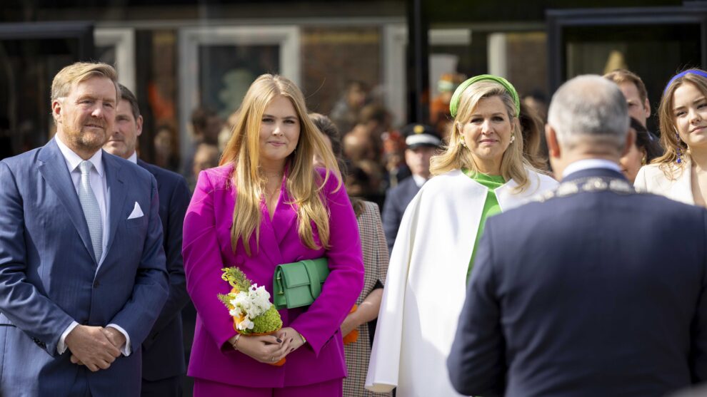 Amalia de Holanda entre sus dos padres, los reyes Guillermo y Máxima