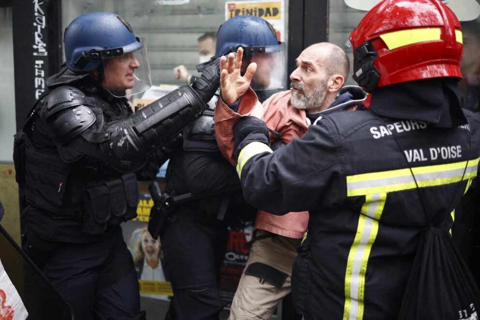 Enfrentamientos entre la policía y manifestantes durante una manifestación el Primero de Mayo (Día del Trabajo), para conmemorar el día internacional de los trabajadores en París, Francia