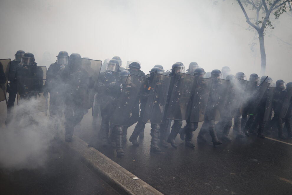 Enfrentamientos entre la policía y manifestantes durante una manifestación el Primero de Mayo (Día del Trabajo), para conmemorar el día internacional de los trabajadores en París, Francia