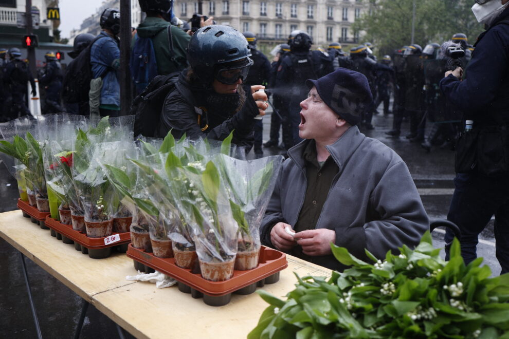 Enfrentamientos entre la policía y manifestantes durante una manifestación el Primero de Mayo (Día del Trabajo), para conmemorar el día internacional de los trabajadores en París, Francia