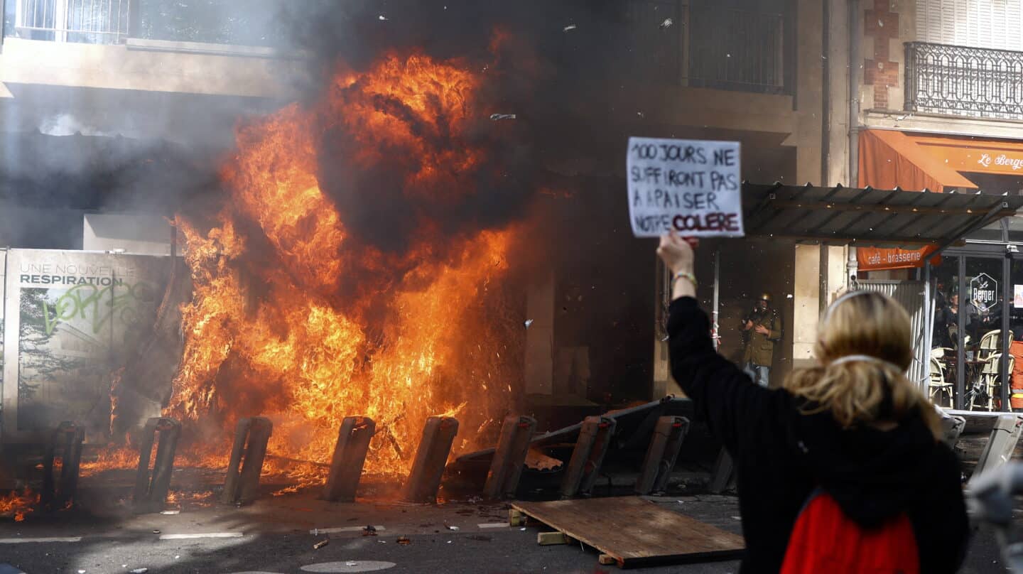 Una estación de bicicletas compartidas está ardiendo durante una manifestación el Primero de Mayo (Día del Trabajo), para conmemorar el día internacional de los trabajadores en París, Francia