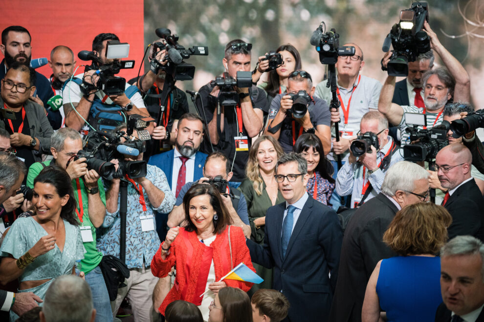 La ministra de Defensa, Margarita Robles, y el titular de la Presidencia, Relaciones con las Cortes y Memoria Democrática, Félix Bolaños, a su llegada a la ceremonia de imposición de Medallas de la Comunidad de Madrid y condecoraciones de la Orden del Dos de Mayo, con motivo del Día de la Comunidad de Madrid, en la Real Casa de Correos, este 2 de mayo de 2023, en Madrid (España).