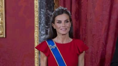 La reina Letizia desempolva la tiara floral, su favorita y un regalo de Franco a la reina Sofía