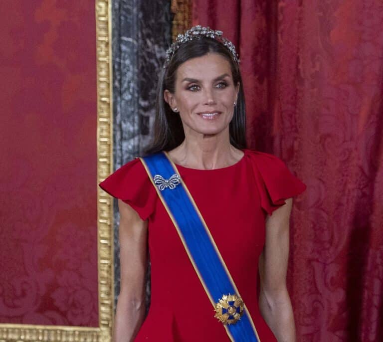 La reina Letizia desempolva la tiara floral, su favorita y un regalo de Franco a la reina Sofía