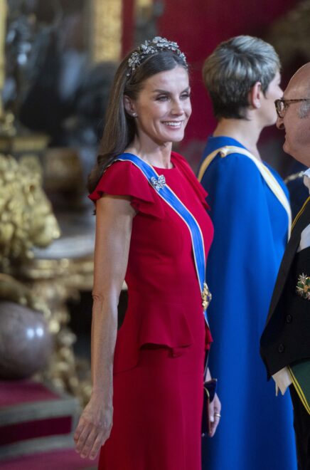 La reina ha conjuntado la tiara con un broche que perteneció a María Cristina de Austria