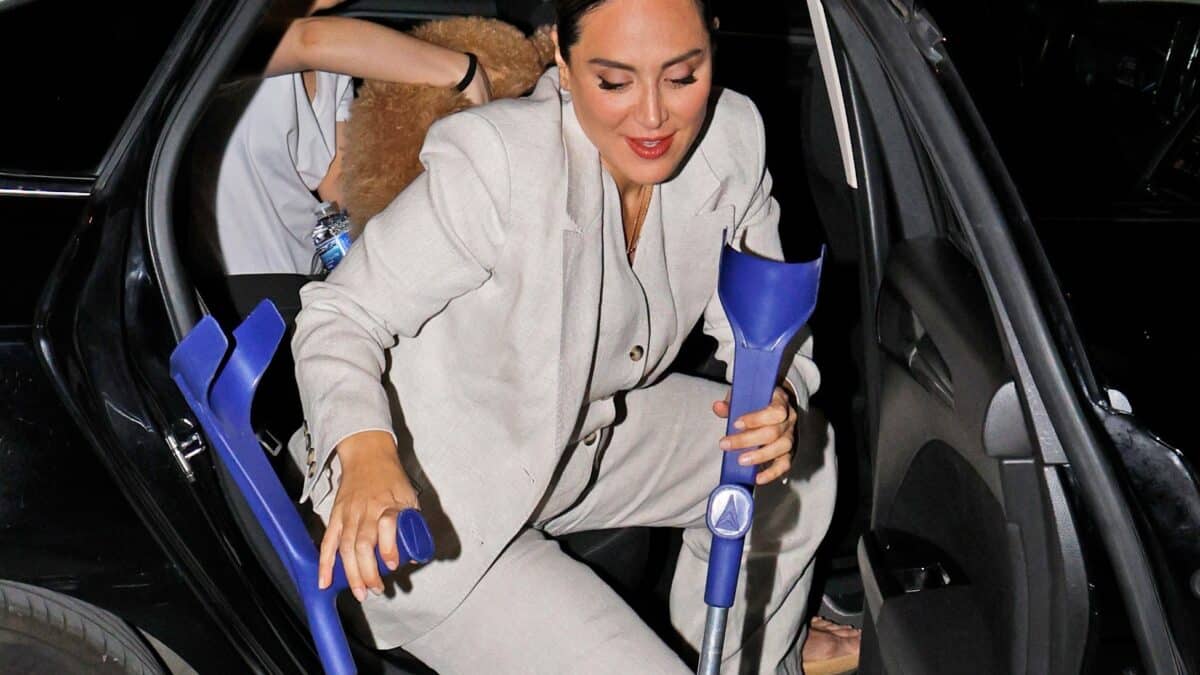 Tamara a su salida del coche con las muletas