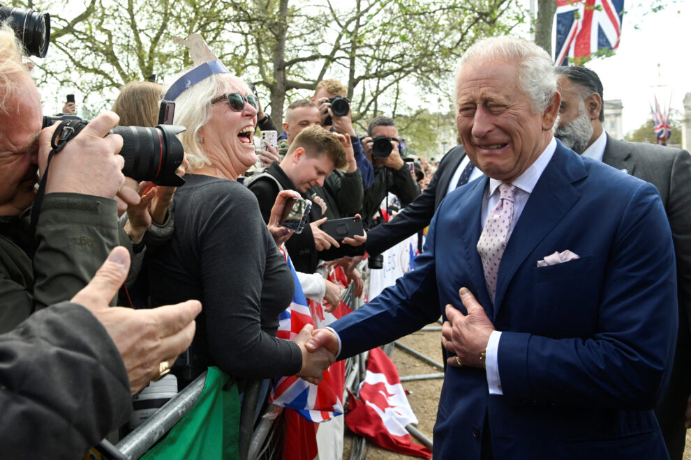 Antes de comenzar las celebraciones, el rey Carlos se dio un paseo por las inmediaciones de Buckingham el viernes