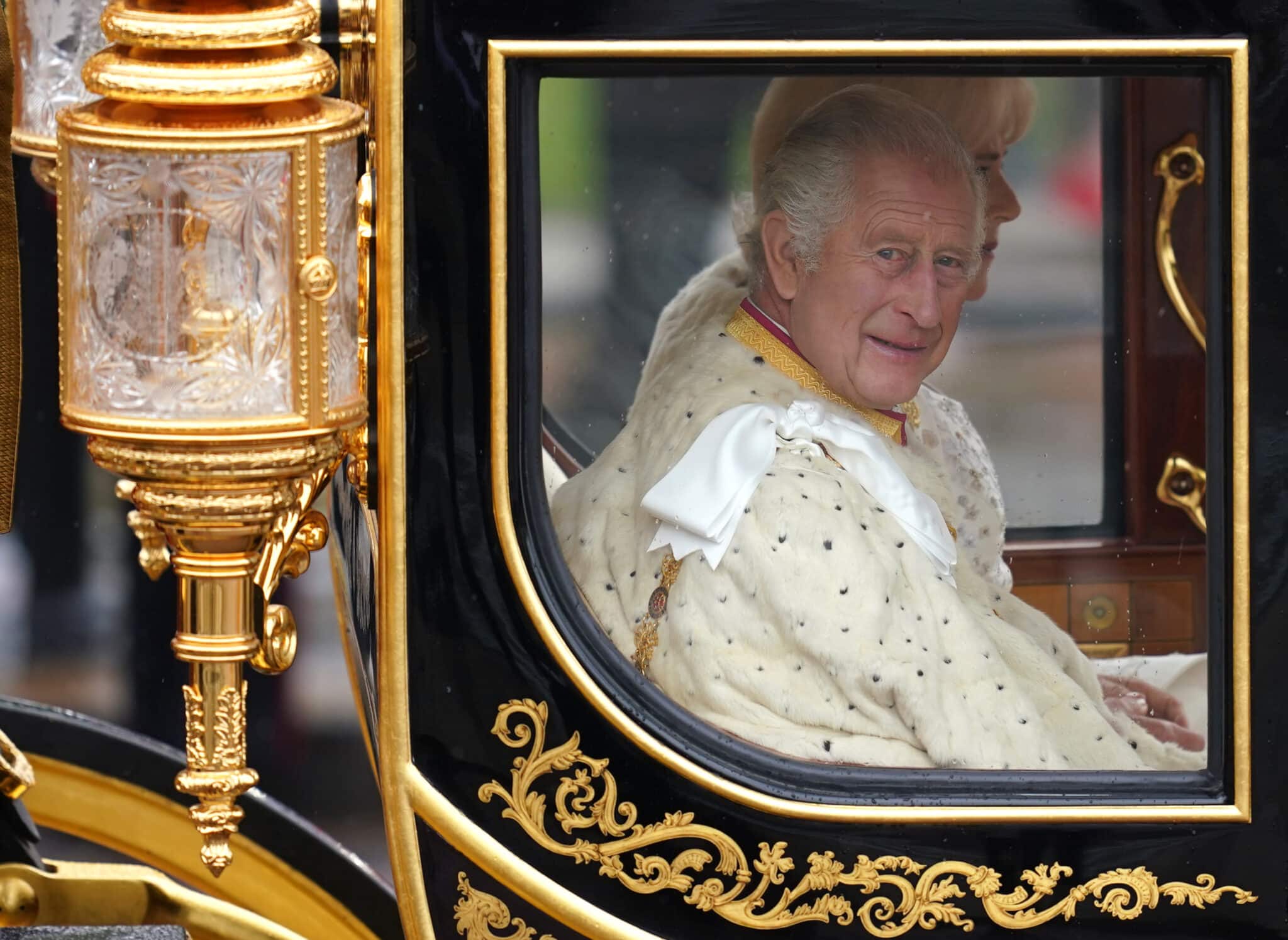 La llegada del rey Carlos a la abadía de Westminster en el carruaje del Jubileo de Isabel II
