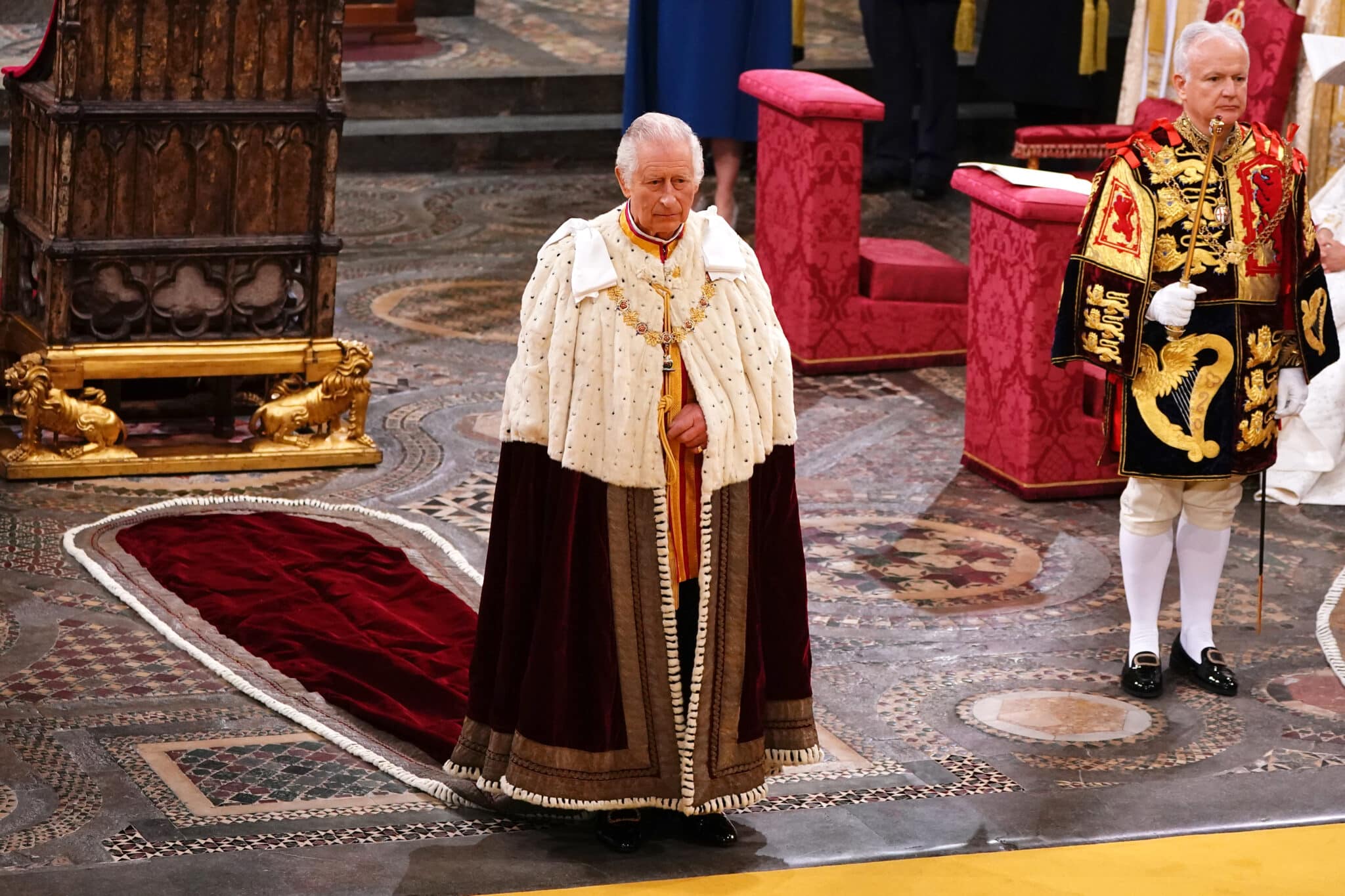 El rey Carlos ha lucido su traje militar y un manto de terciopelo y armiño para su llegada a la abadía