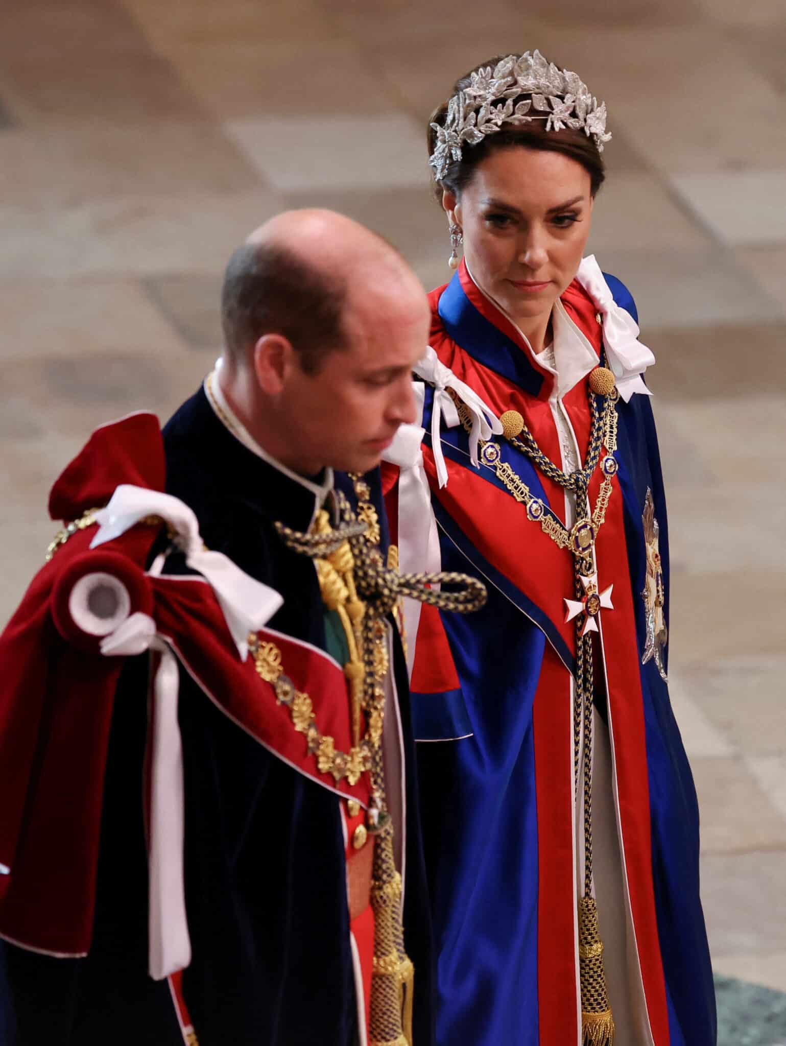 Kate con el manto de la Real Orden Victoriana