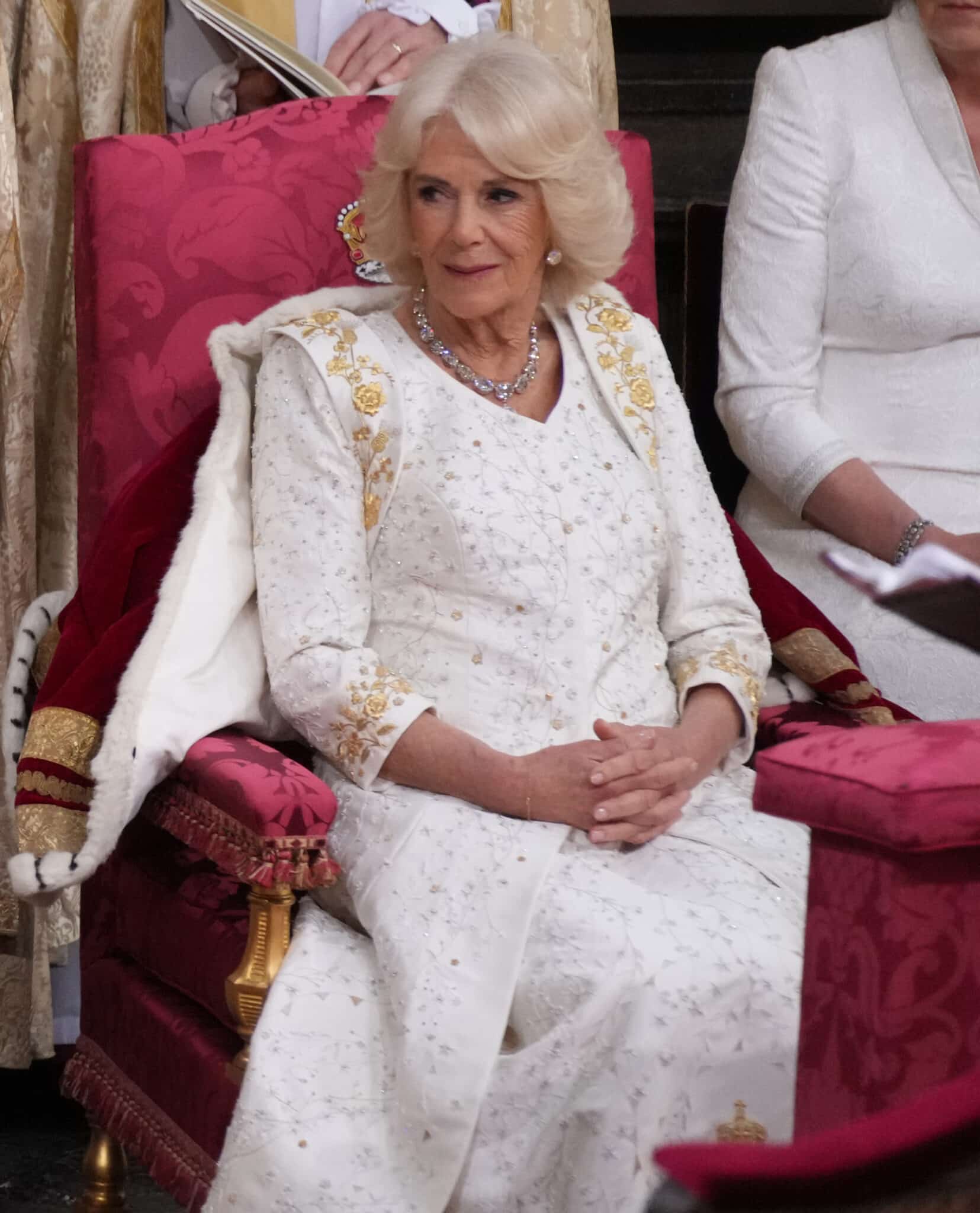 La reina Camilla ha esperado pacientemente su turno de coronación, observando cómo era el proceso de Carlos III
