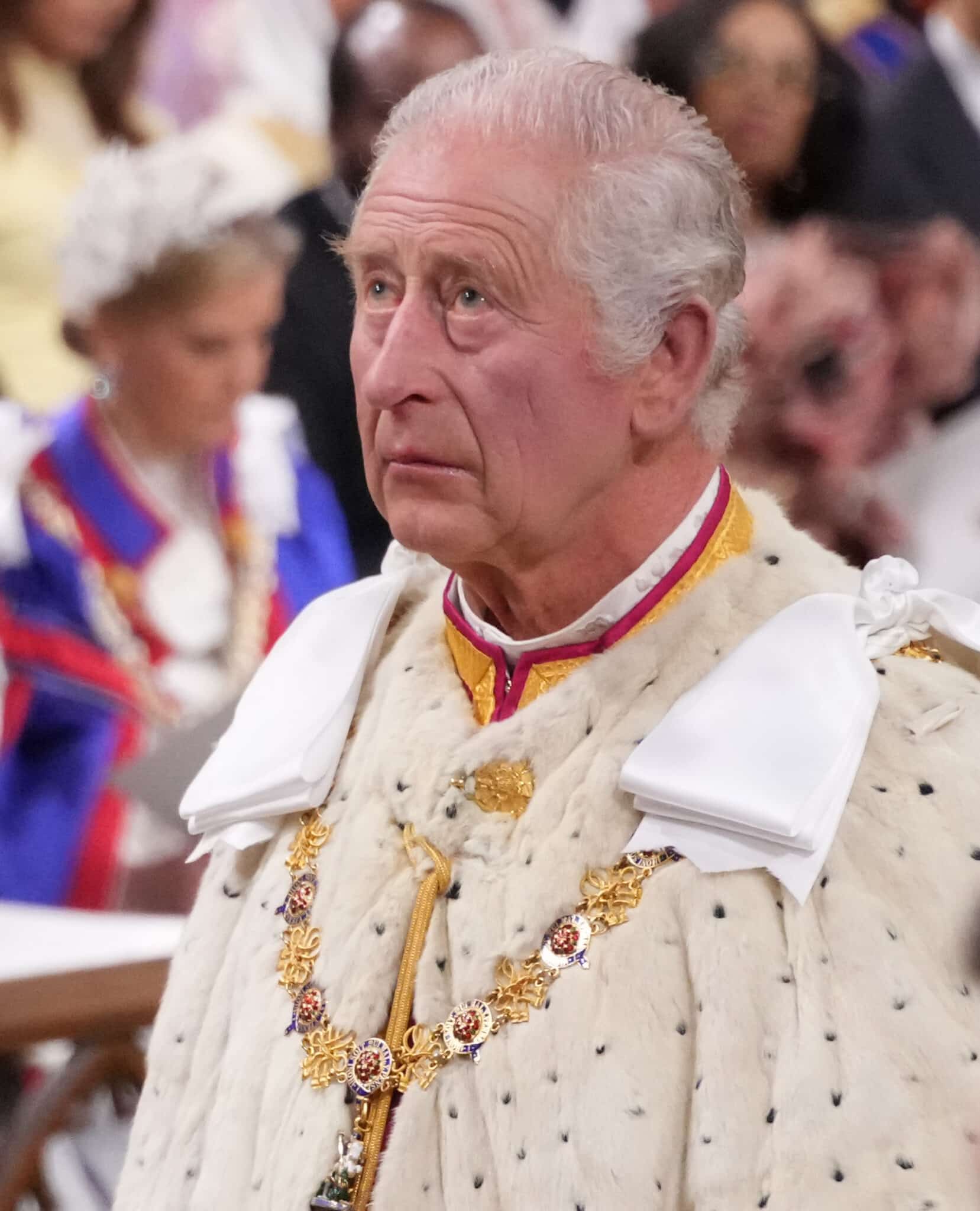 Carlos III mira al cielo durante un momento de su coronación en la abadía de Westminster