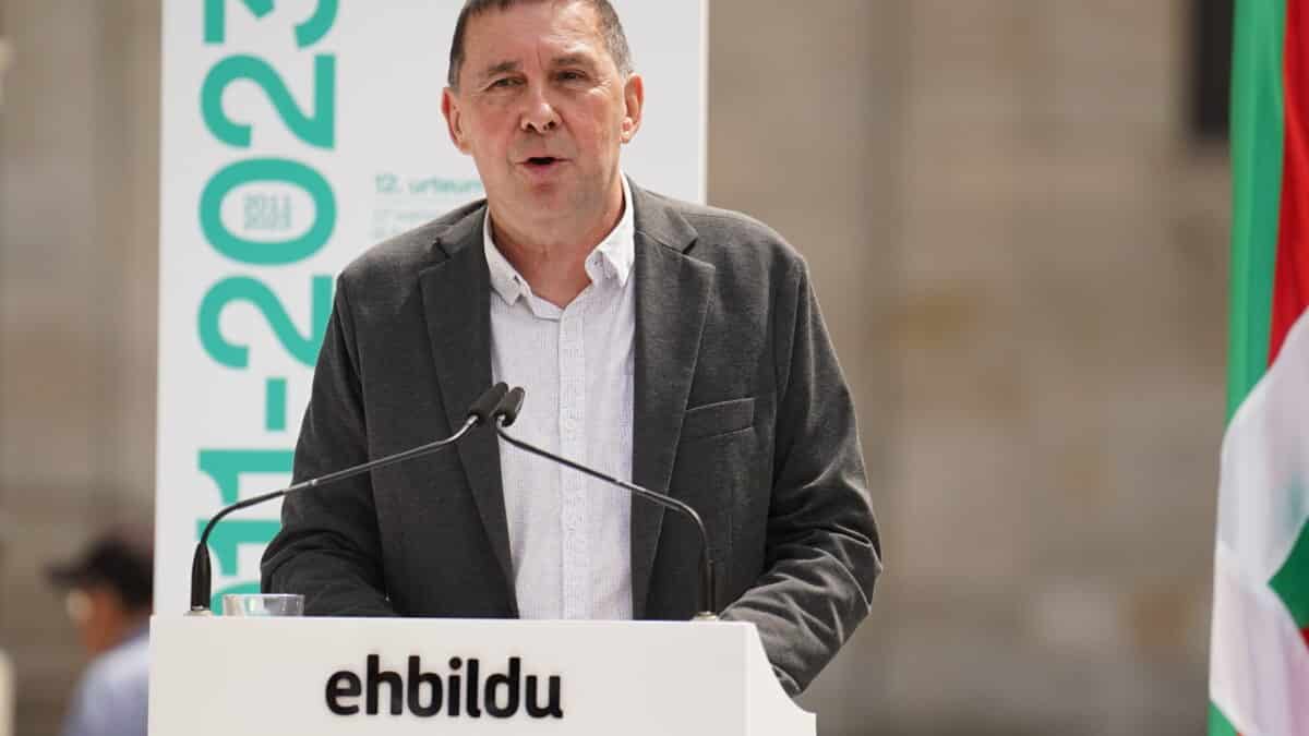 Otegi evita las preguntas de la prensa sobre la inclusión de los condenados de ETA en las listas electorales