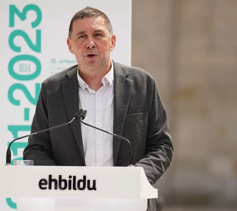 Otegi evita las preguntas de la prensa sobre la inclusión de los condenados de ETA en las listas electorales