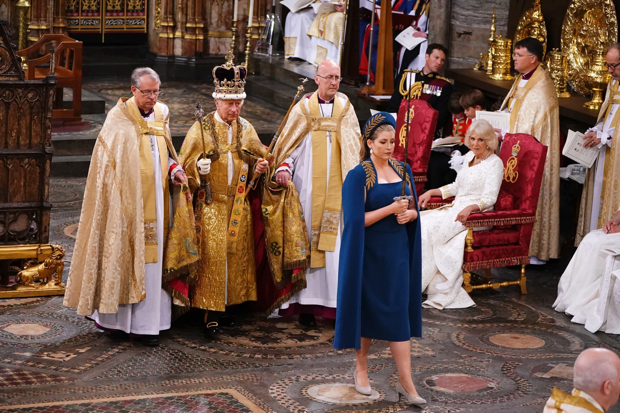 El rey camina, ya investido como monarca y jefe de la Iglesia anglicana