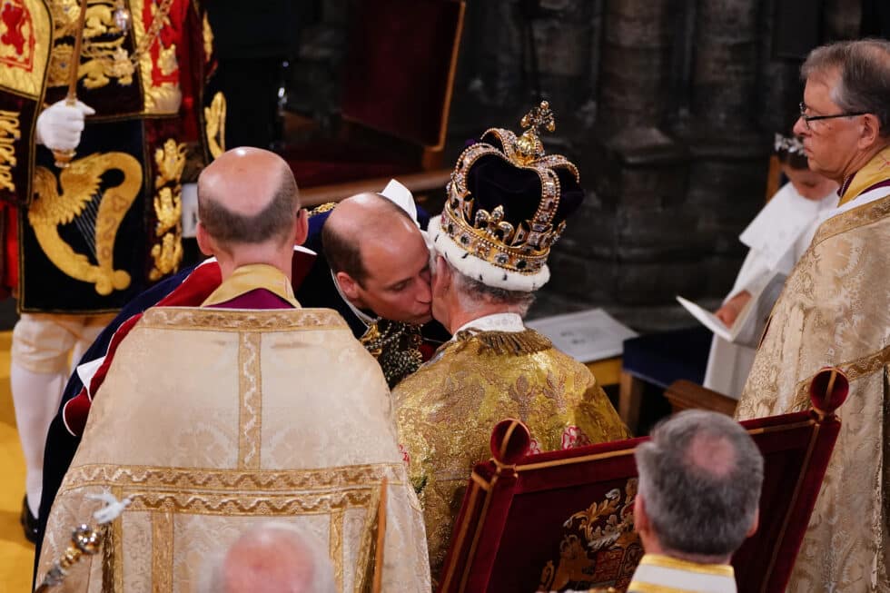 El príncipe Guillermo besa a su padre tras ofrecerle su lealtad