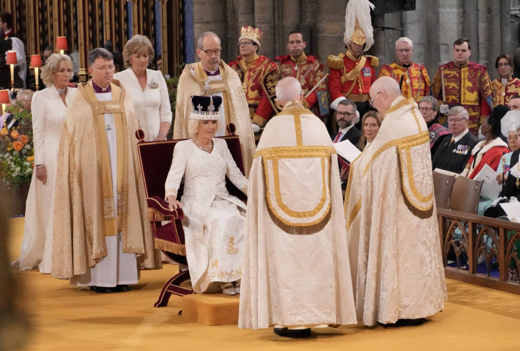 Camilla también ha recibido la corona, en su caso de María de Teck