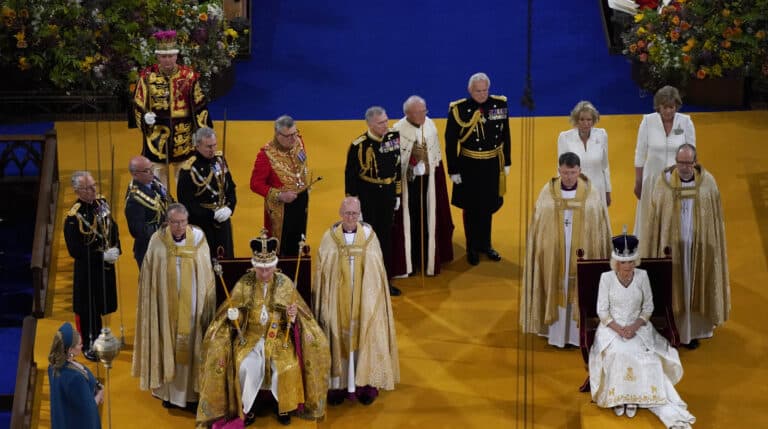 Los reyes de Inglaterra, ya coronados en la abadía de Westminster