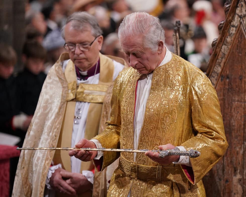 El rey Carlos observa la espada de la ofrenda