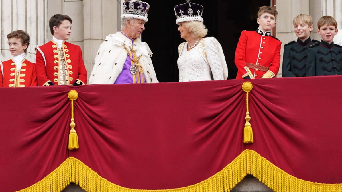 Los reyes en su primera salida al balcón de Buckingham