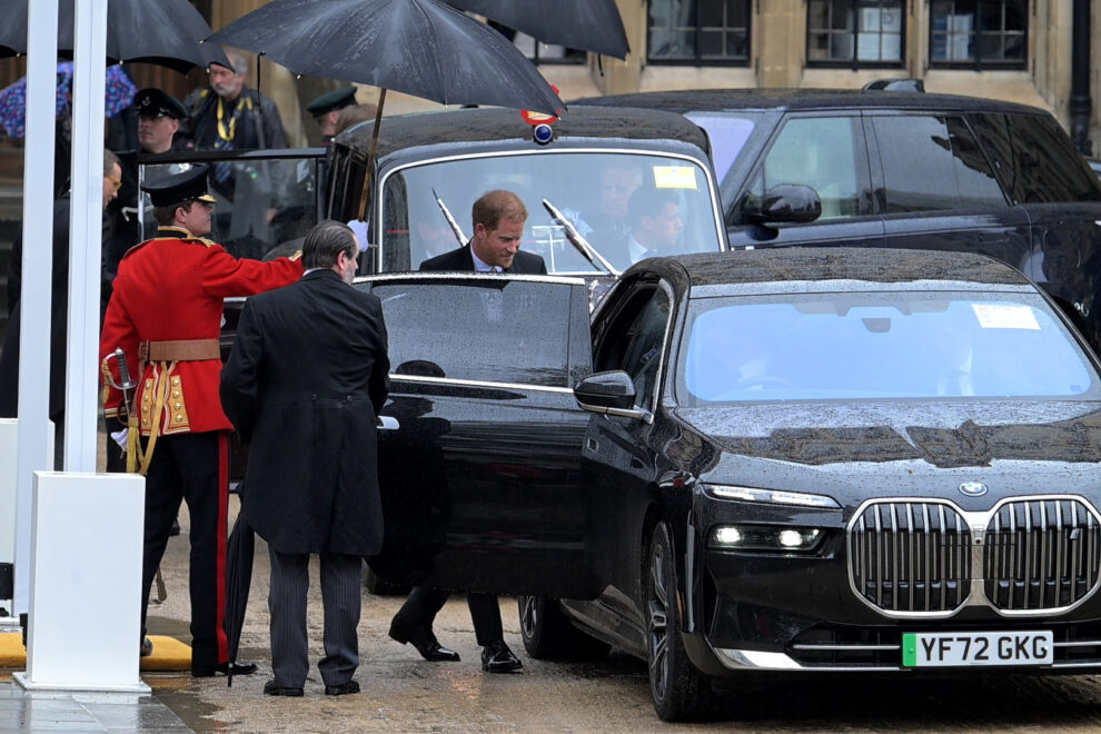 El príncipe Harry se sube solo en un coche tras la coronación