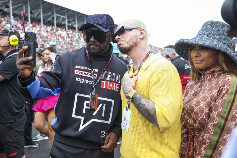 Will.I.Am posa con J. Balvin en el Grand Prix de Miami de Fórmula 1