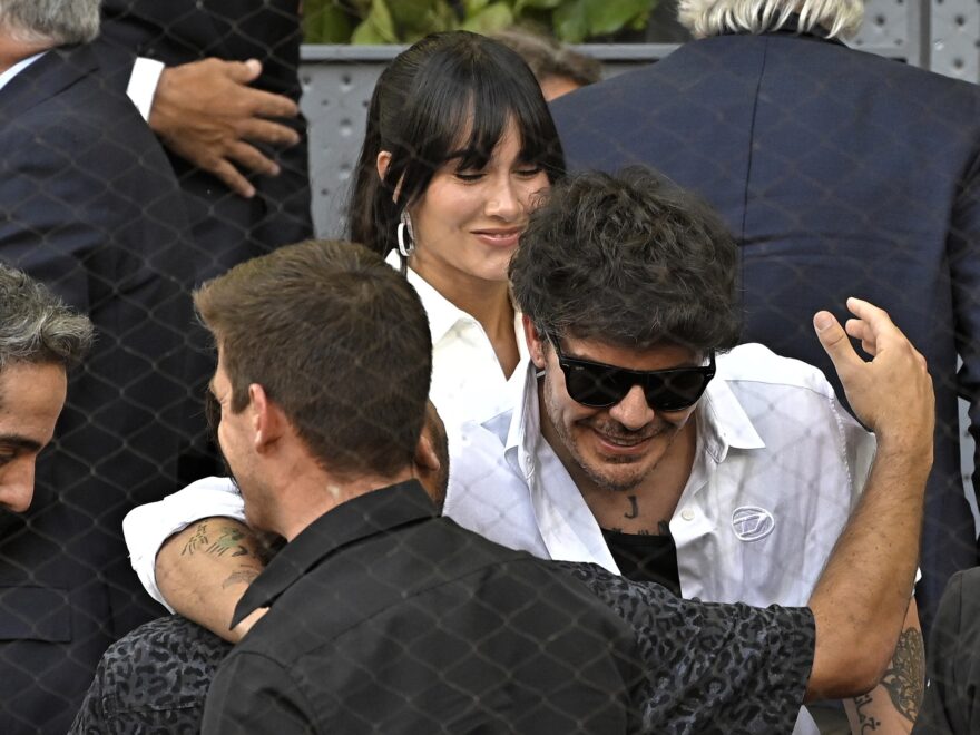 Aitana puso una sonrisa nerviosa al pasar junto a Miguel