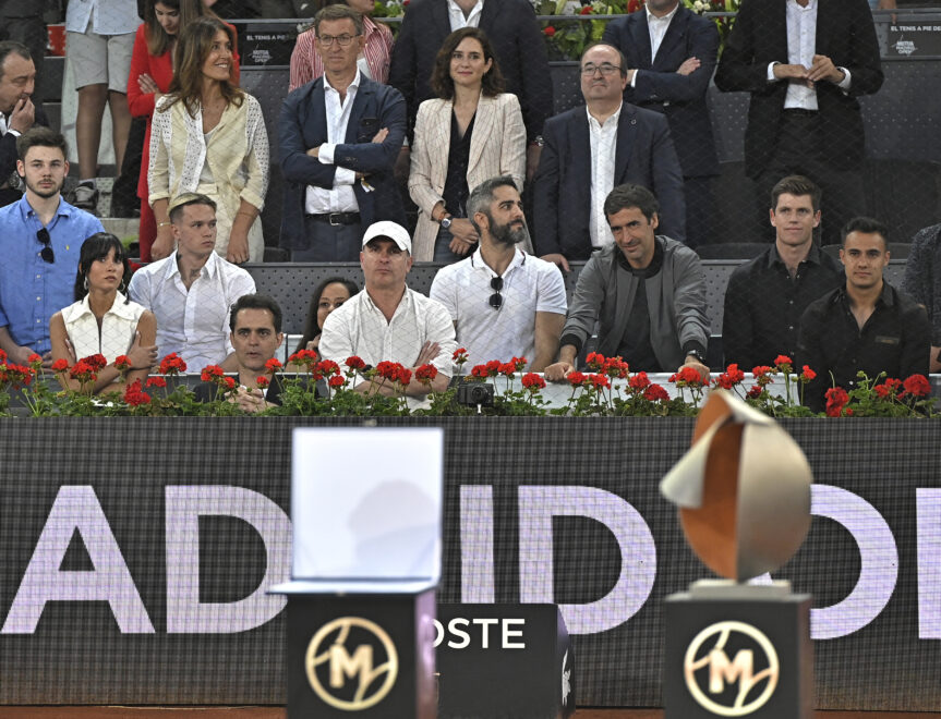 A solo cinco asientos de distancia y en la fila superior estaba Miguel Bernardeau